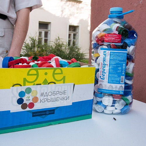 Тверичане смогут помочь детям, выбросив крышки от пластиковых бутылок в боксы для ПЭТ