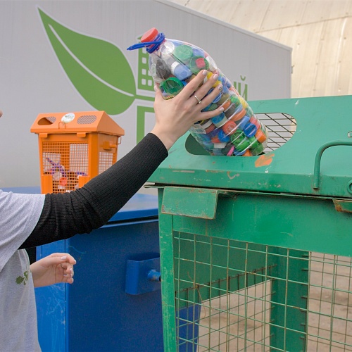 Тверичане смогут помочь детям, выбросив крышки от пластиковых бутылок в боксы для ПЭТ